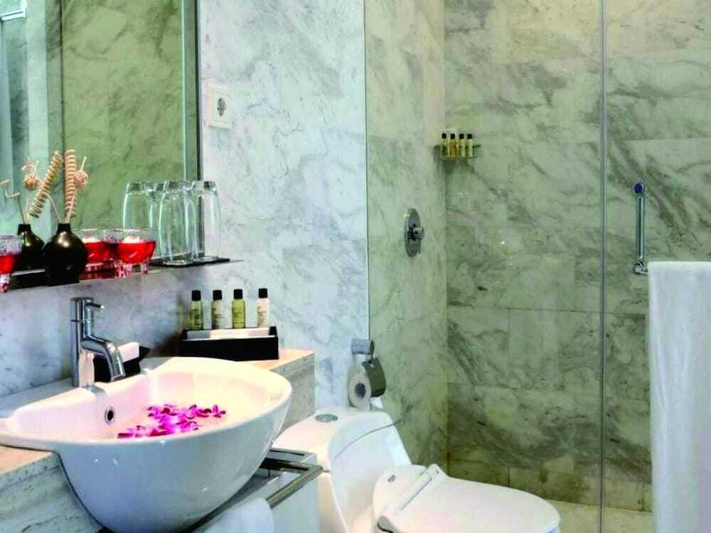 Джакарта: Three Bedroom Apartments Fraser Residence Sudirman
