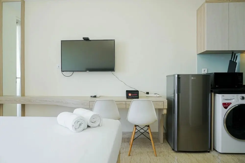 Джакарта: Cozy and Furnished Studio at Menteng Park Apartment