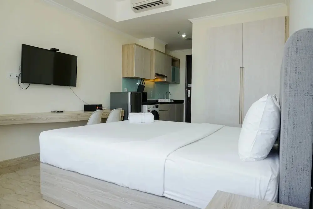 Джакарта: Cozy and Furnished Studio at Menteng Park Apartment