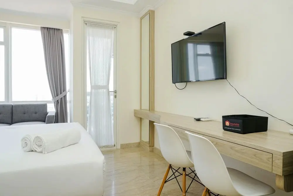 Джакарта: Cozy and Furnished Studio at Menteng Park Apartment