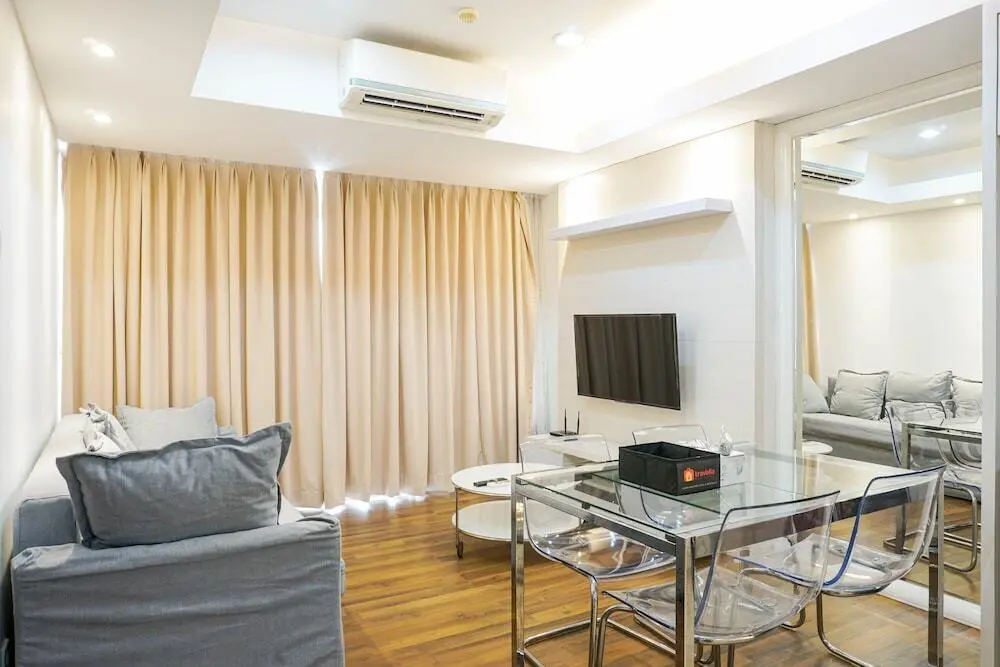 Джакарта: Cozy 1BR Royale Springhill Apartment with City View