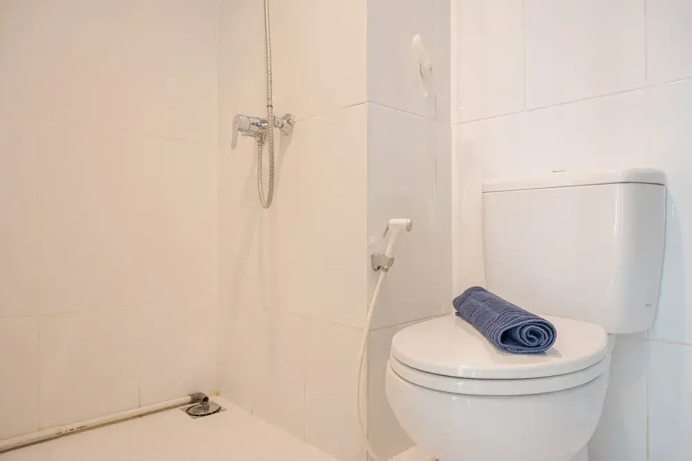 Джакарта: Homey with Private Lift 2BR Apartment at St. Moritz Puri near Mall