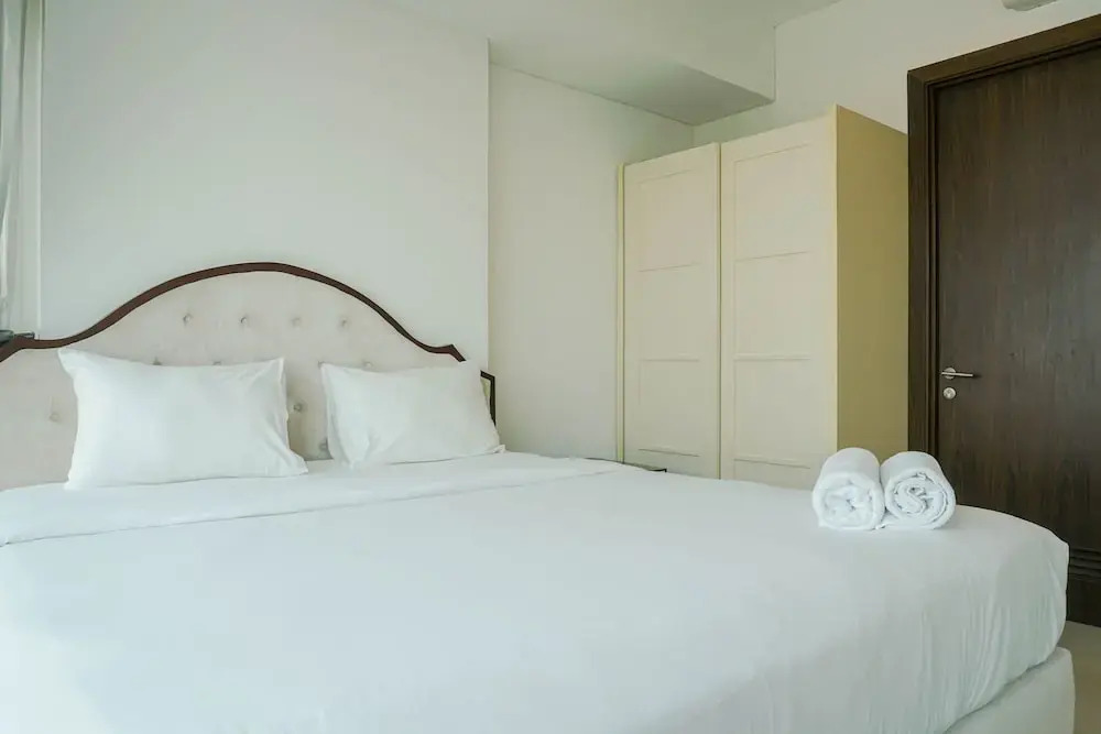 Джакарта: Homey with Private Lift 2BR Apartment at St. Moritz Puri near Mall