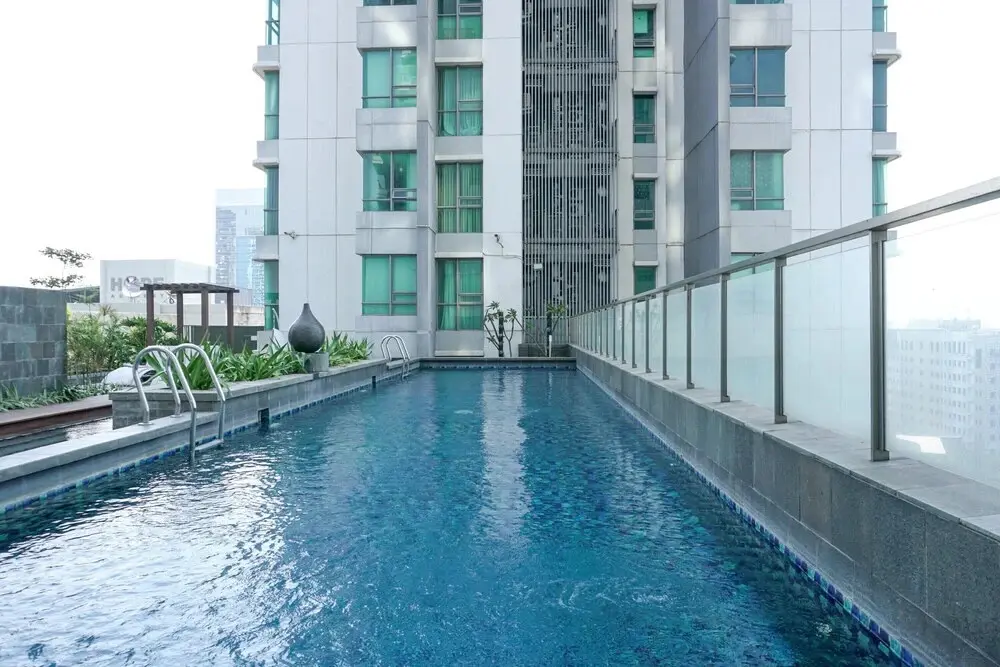 Джакарта: Homey with Private Lift 2BR Apartment at St. Moritz Puri near Mall