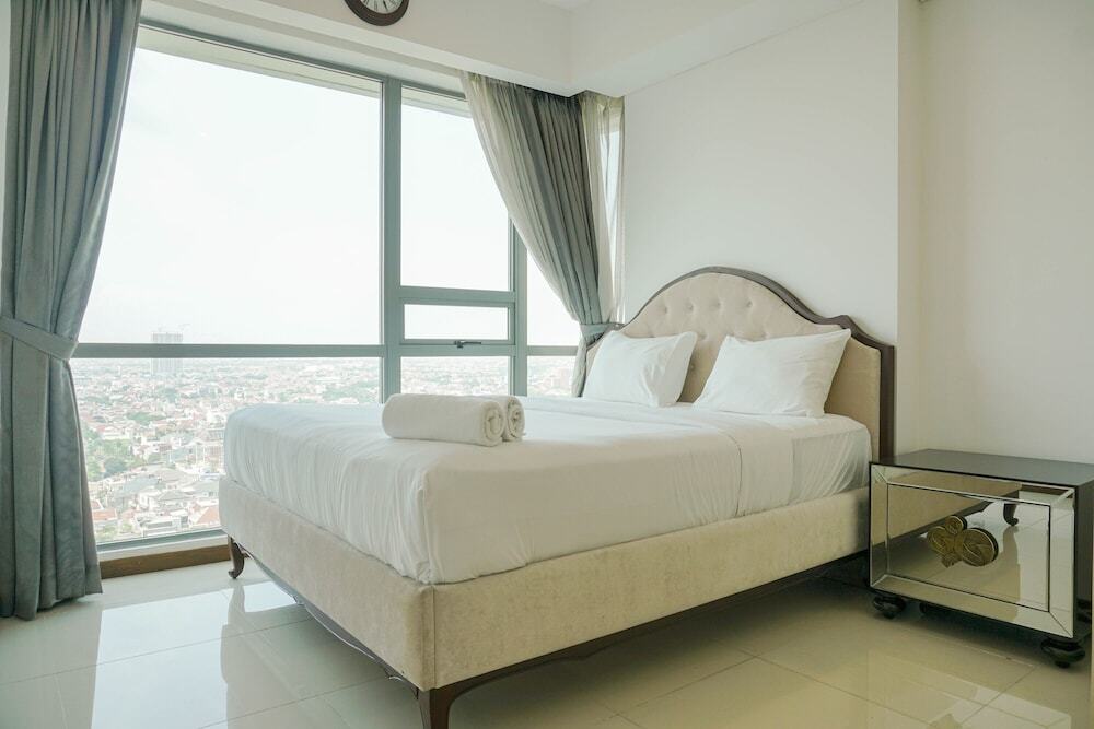 Джакарта: Homey with Private Lift 2BR Apartment at St. Moritz Puri near Mall