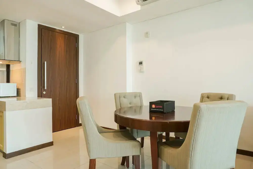 Джакарта: Homey with Private Lift 2BR Apartment at St. Moritz Puri near Mall