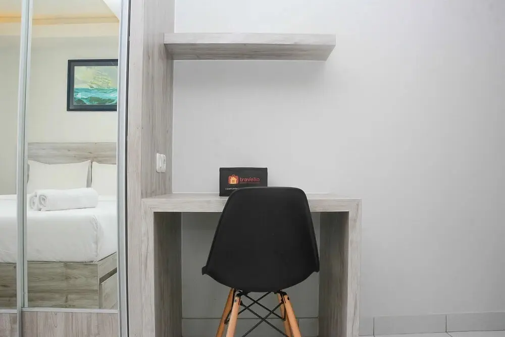 Джакарта: Comfy and Minimalist Studio at Amethyst Apartment