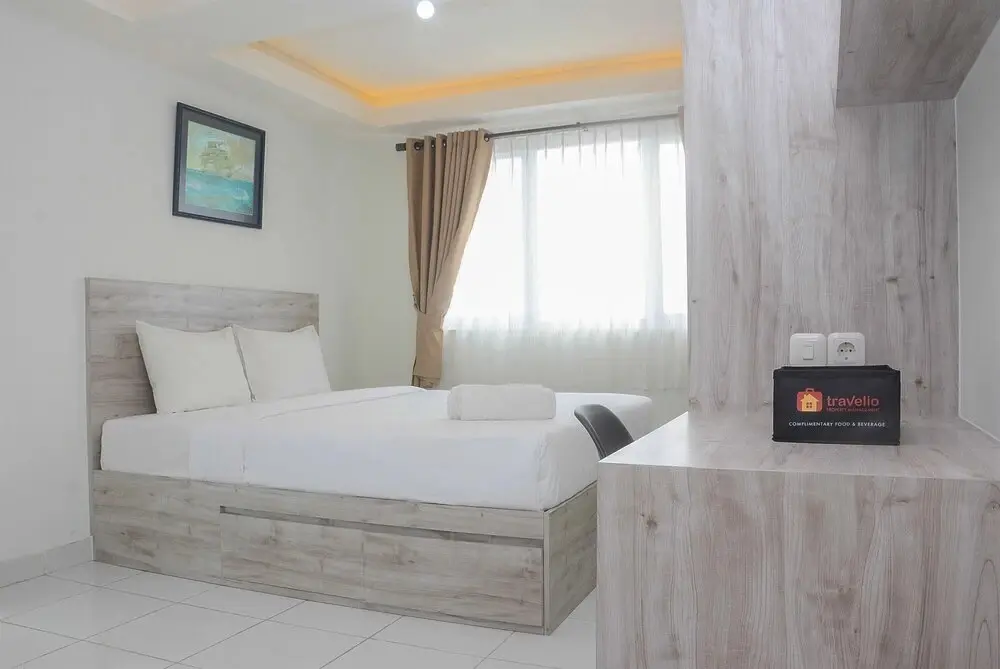 Джакарта: Comfy and Minimalist Studio at Amethyst Apartment