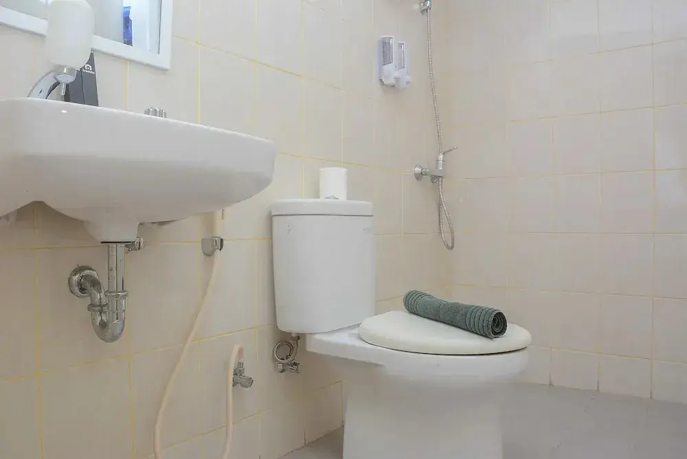 Джакарта: Comfy and Minimalist Studio at Amethyst Apartment
