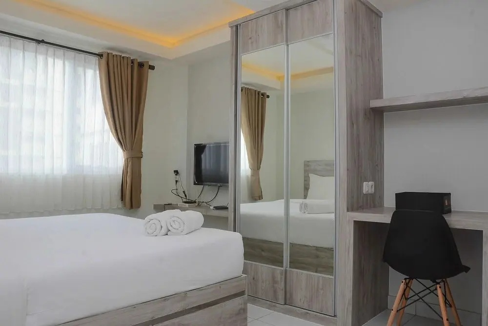 Джакарта: Comfy and Minimalist Studio at Amethyst Apartment