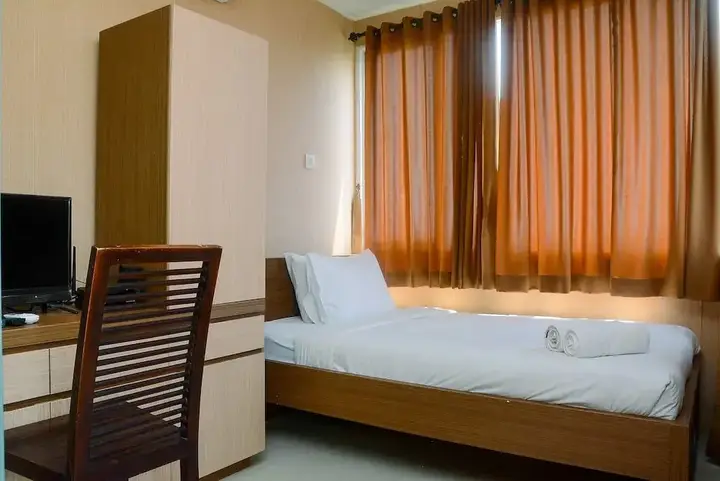 Депок: Cozy and Minimalist Studio Apartment at Saladdin Mansion
