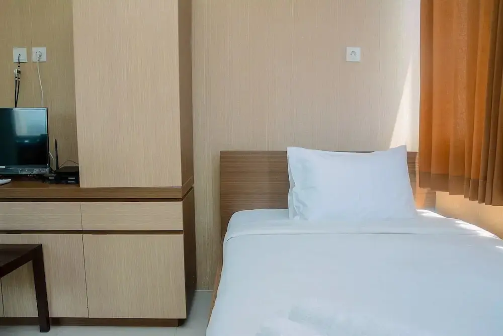 Депок: Cozy and Minimalist Studio Apartment at Saladdin Mansion