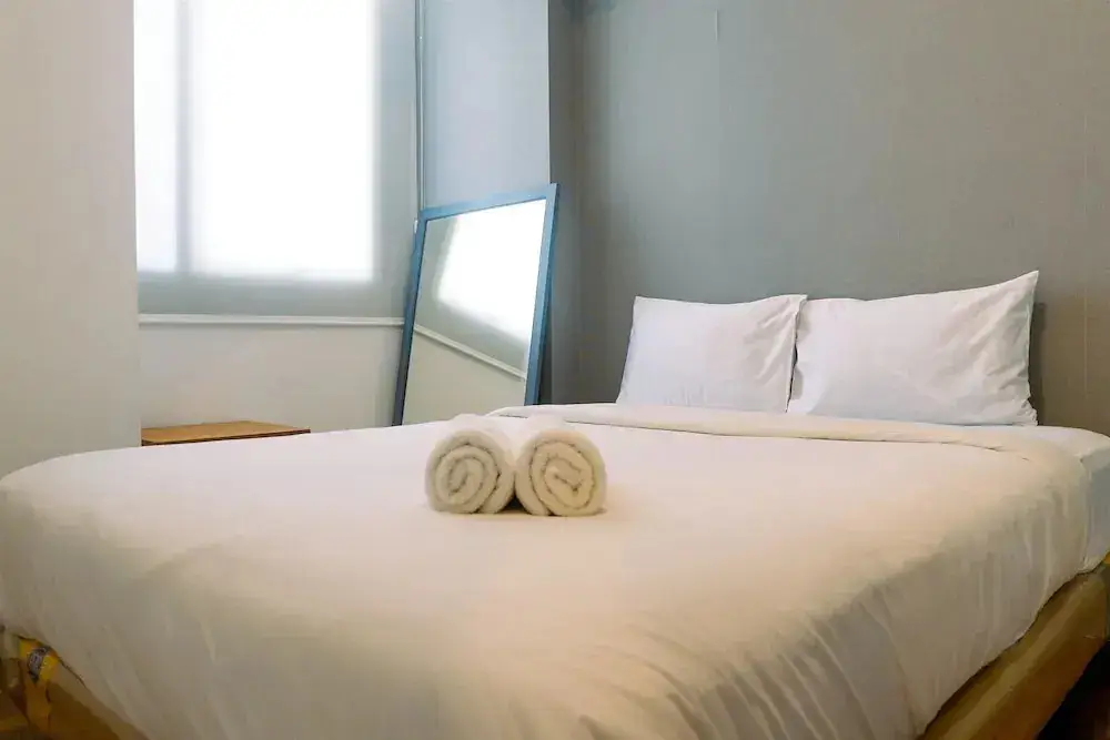 Сурабая: Strategic 1BR Apartment The Linden Connected to Marvell City Mall
