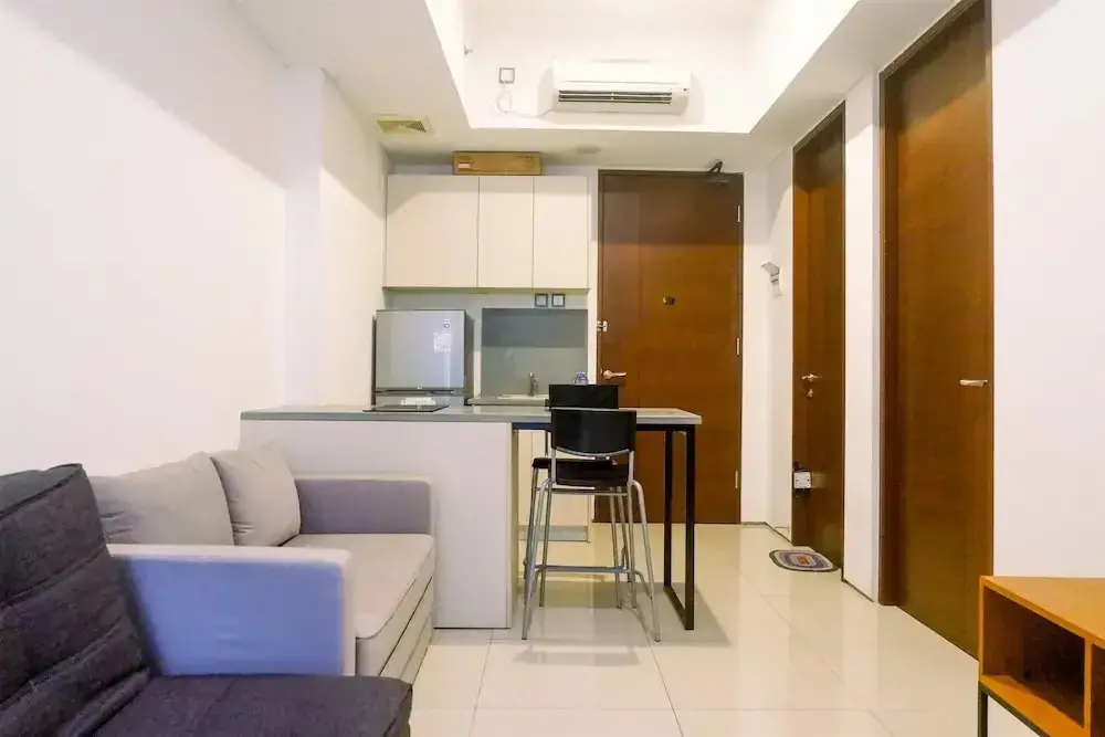 Сурабая: Strategic 1BR Apartment The Linden Connected to Marvell City Mall