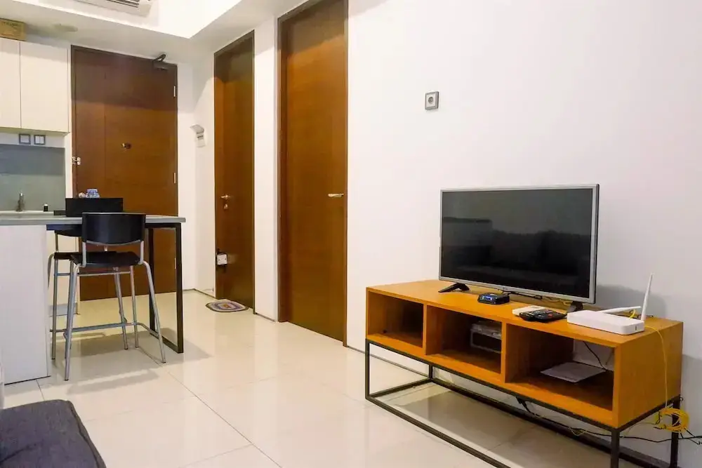 Сурабая: Strategic 1BR Apartment The Linden Connected to Marvell City Mall