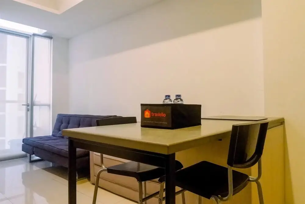 Сурабая: Strategic 1BR Apartment The Linden Connected to Marvell City Mall