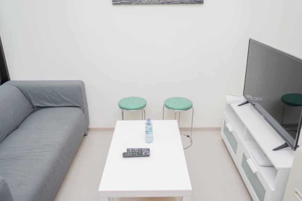 Южный Тангеранг: Comfy and Modern 1BR The Accent Bintaro Apartment
