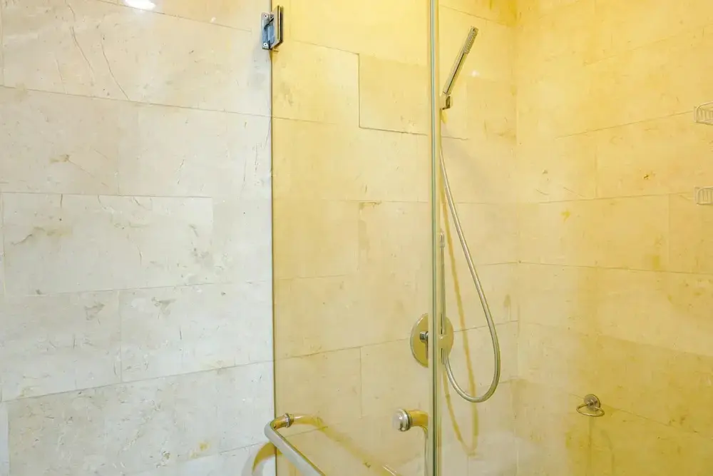 Джакарта: Modern and Stylish 2BR at The Empyreal Apartment