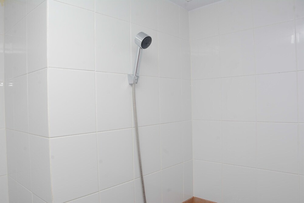 Джакарта: Trendy 2BR Green Pramuka Apartment