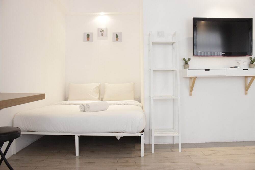 Бандунг: Modern Chic Studio Room at Grand Asia Afrika Apartment