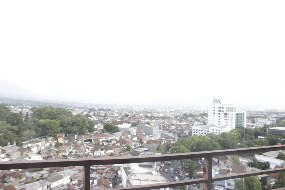 Бандунг: Spacious & Deluxe 2BR Dago Butik Apartment with Mountain View