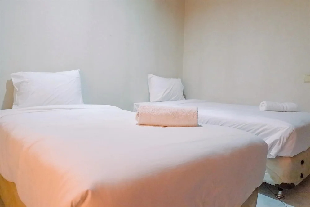 Сурабая: Very Spacious 3BR High Floor Taman Beverly Apartment