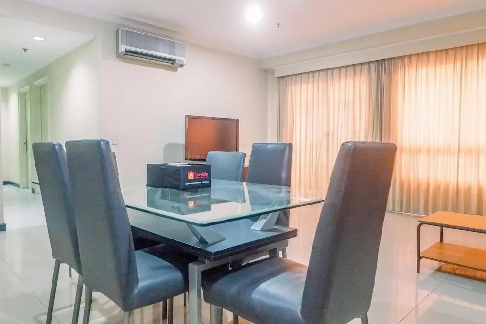 Сурабая: Very Spacious 3BR High Floor Taman Beverly Apartment