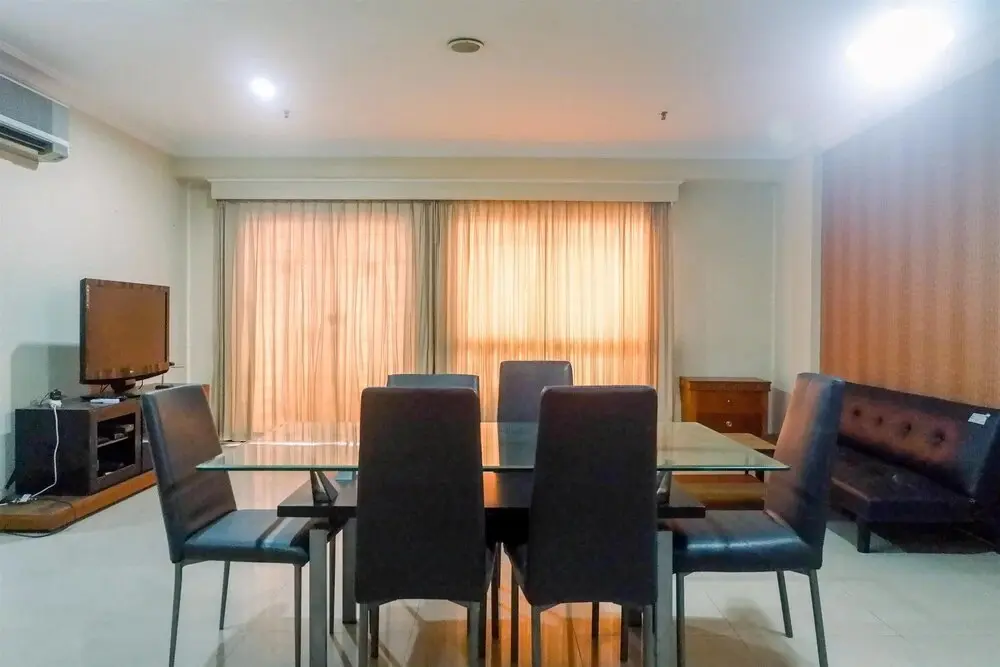 Сурабая: Very Spacious 3BR High Floor Taman Beverly Apartment