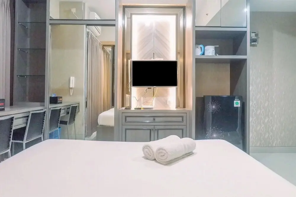 Сурабая: Classic Studio Room Apartment at Taman Melati