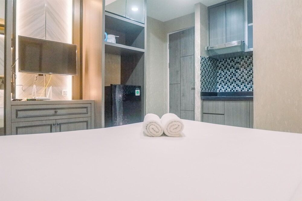 Сурабая: Classic Studio Room Apartment at Taman Melati