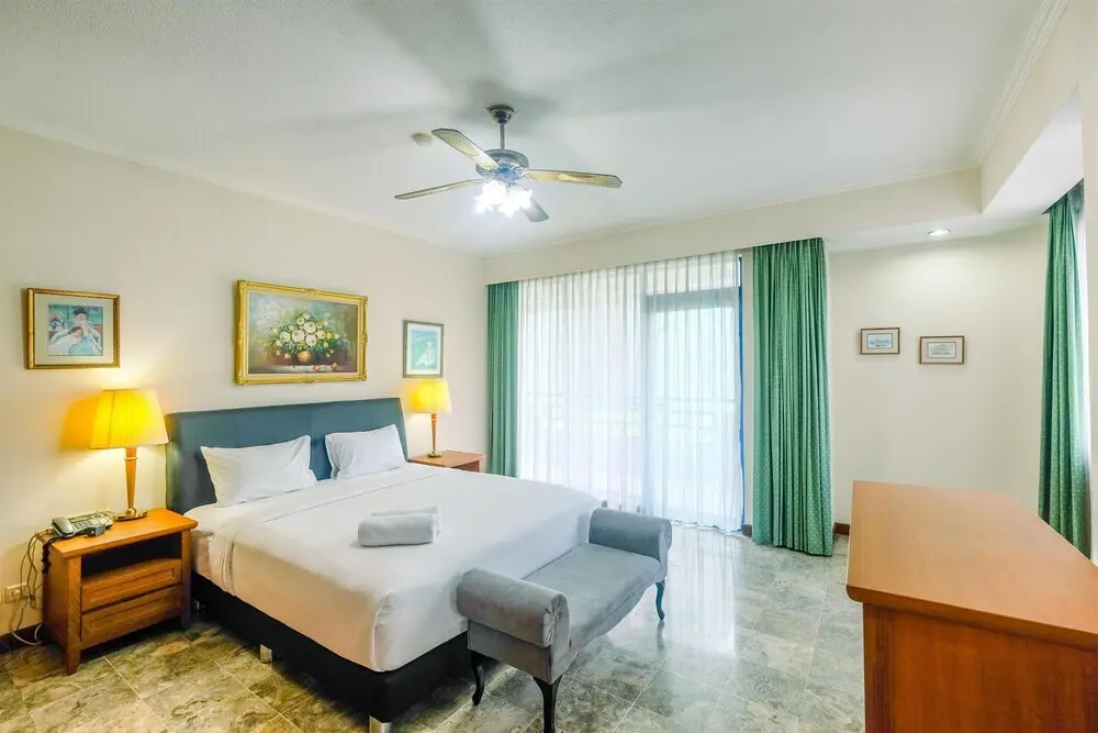 Джакарта: Elegant and Homey 2BR with Working Room Prapanca Apartment