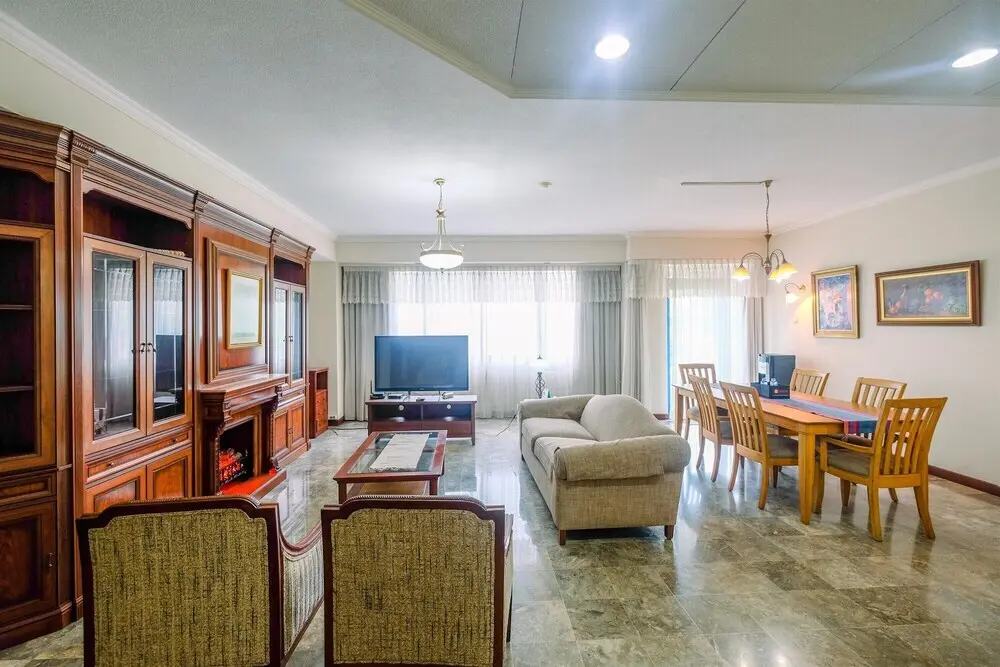 Джакарта: Elegant and Homey 2BR with Working Room Prapanca Apartment