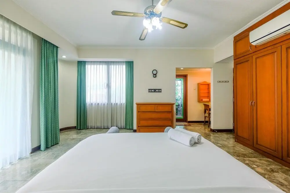 Джакарта: Elegant and Homey 2BR with Working Room Prapanca Apartment