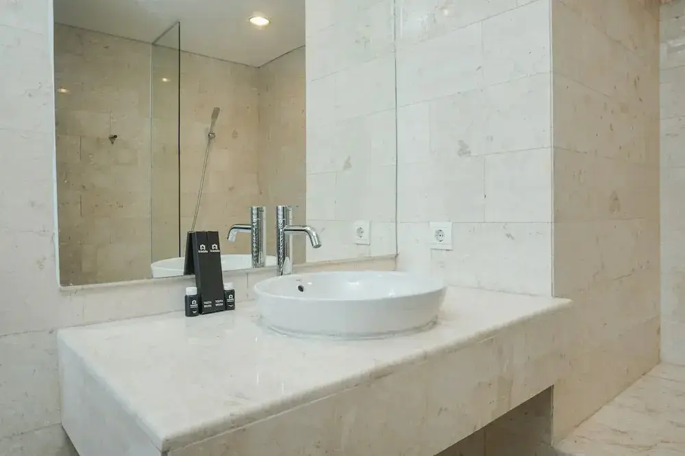 Джакарта: Comfortable and Beautiful 2BR at The Empyreal Apartment