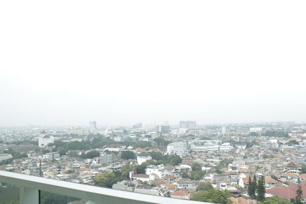 Бандунг: Modern Chic Studio Apartment at Tamansari La Grande near BIP