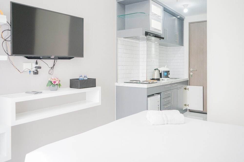 Южный Тангеранг: Elegant with Brand New at Studio Emerald Bintaro Apartment
