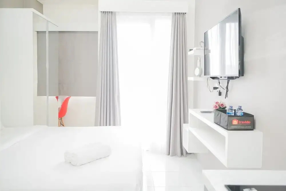 Южный Тангеранг: Elegant with Brand New at Studio Emerald Bintaro Apartment