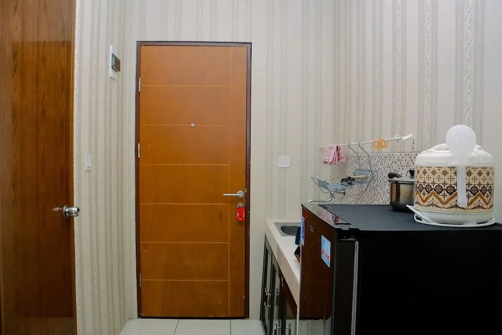 Депок: Fully Furnished Studio with Queen Bed at Dave Apartment