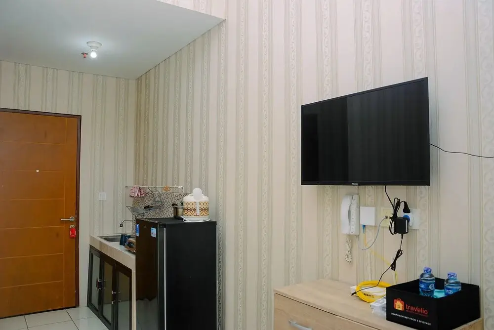 Депок: Fully Furnished Studio with Queen Bed at Dave Apartment