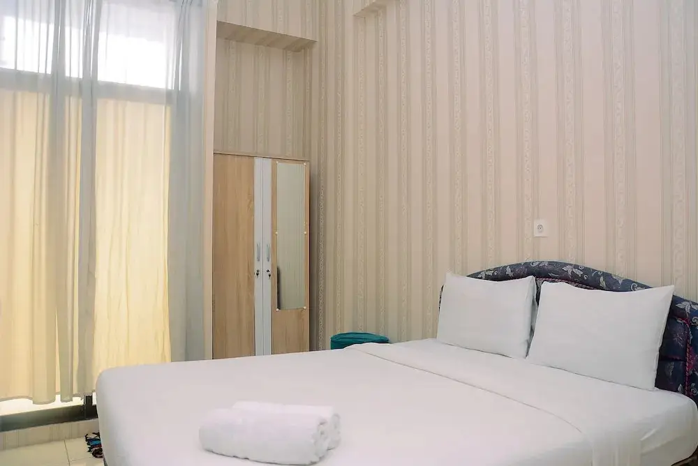 Депок: Fully Furnished Studio with Queen Bed at Dave Apartment