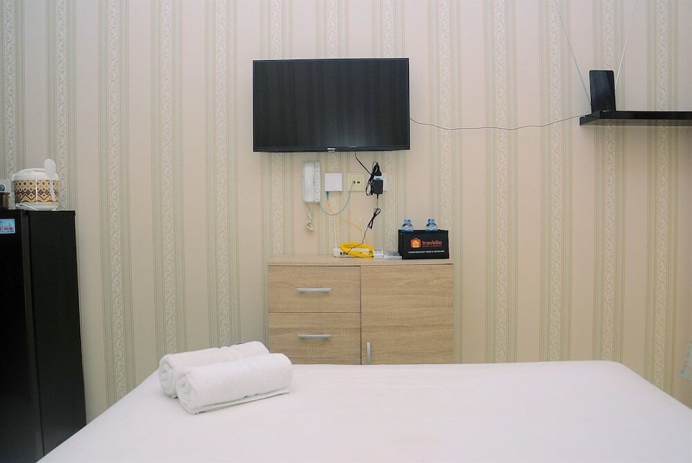 Депок: Fully Furnished Studio with Queen Bed at Dave Apartment