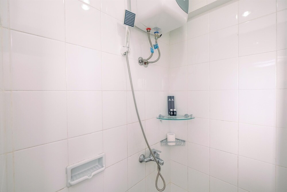 Джакарта: Spacious 1BR Cibubur Village Apartment