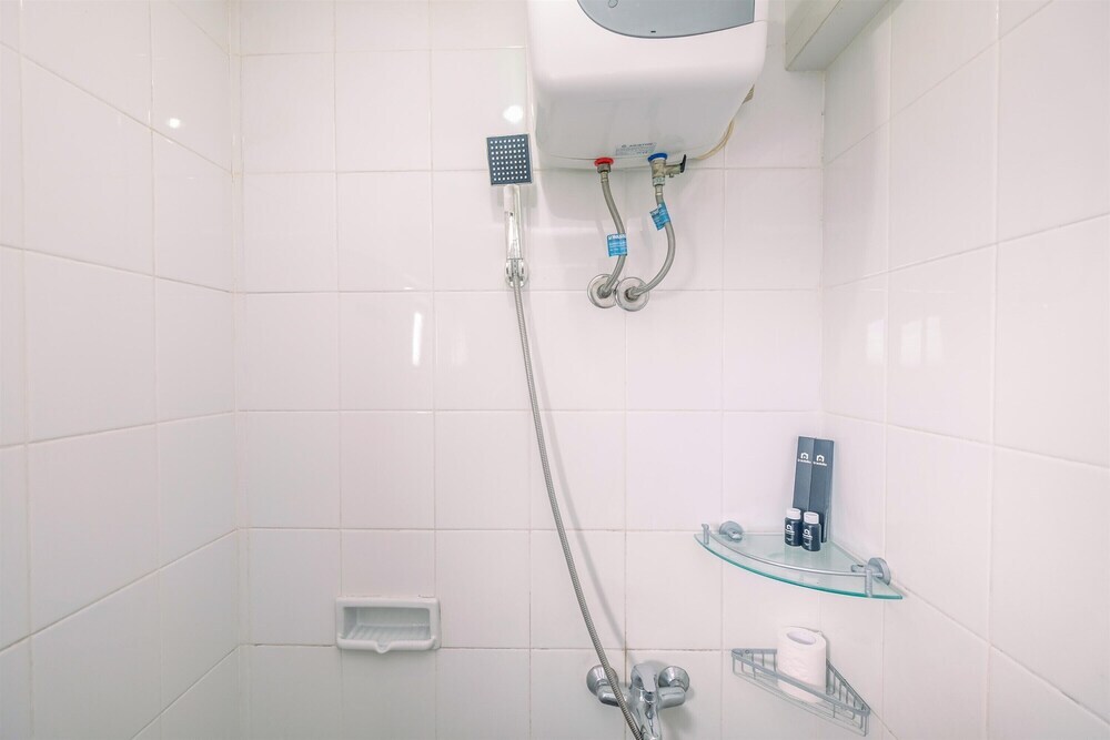 Джакарта: Spacious 1BR Cibubur Village Apartment