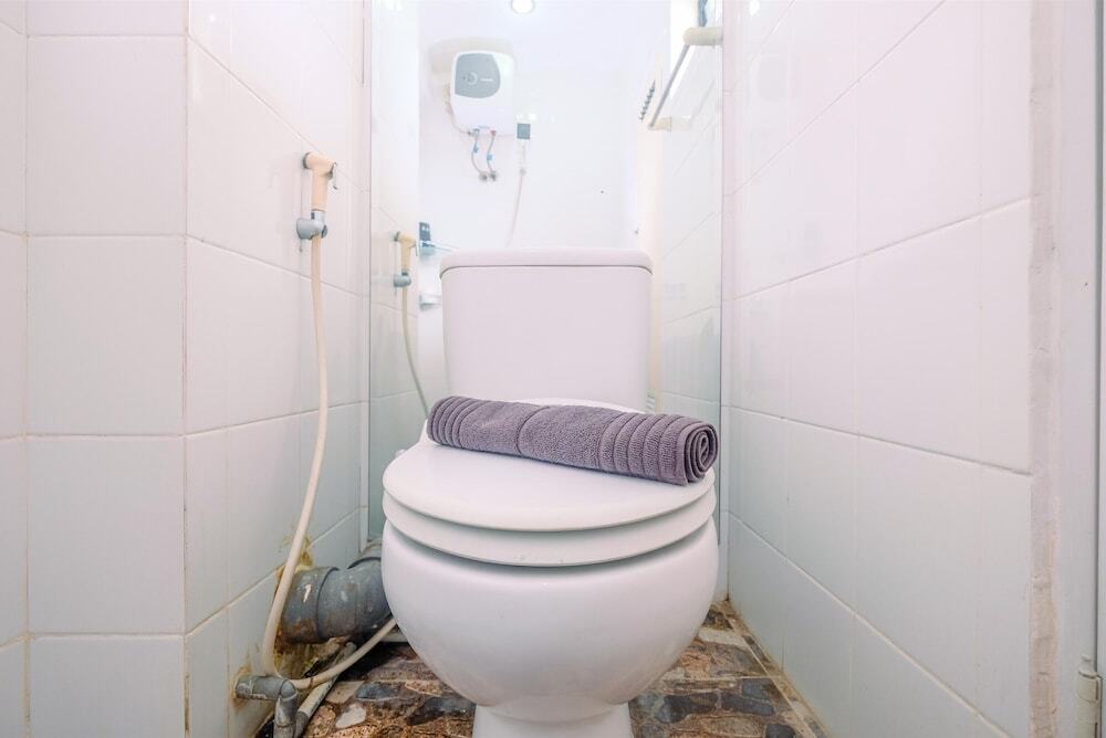 Джакарта: Spacious 1BR Cibubur Village Apartment
