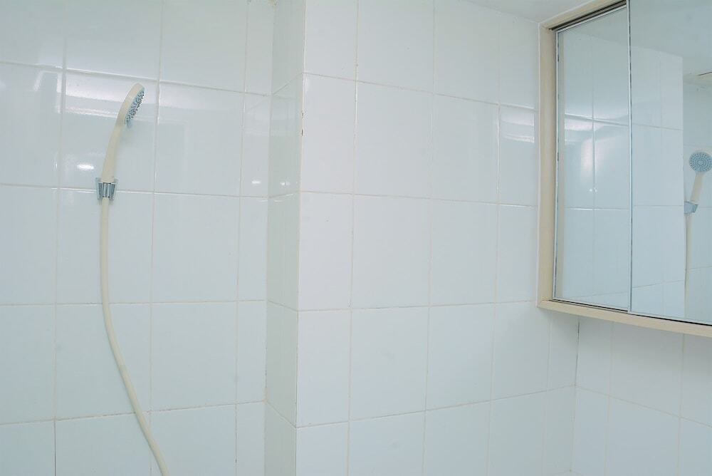 Джакарта: Comfort and Minimalist Studio Bassura City Apartment