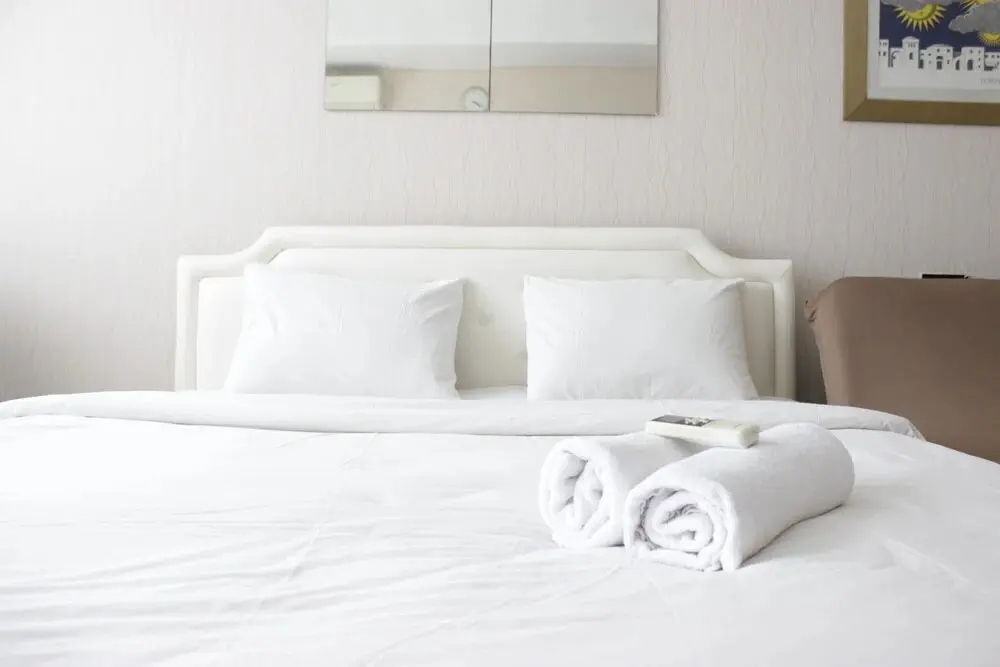 Бандунг: Bright Studio Room at Dago Suites Apartment near ITB