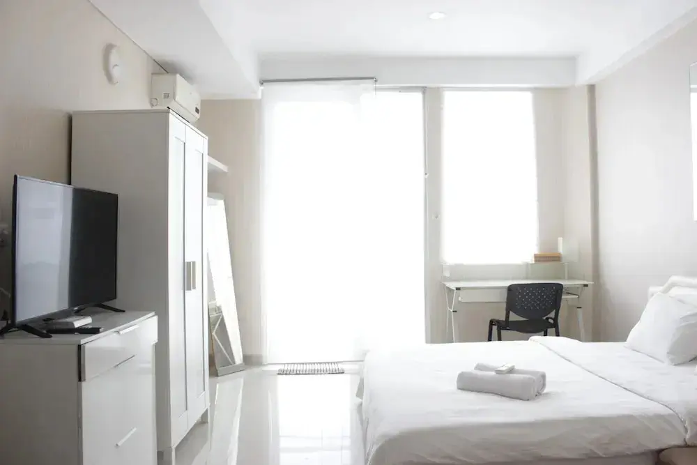 Бандунг: Bright Studio Room at Dago Suites Apartment near ITB