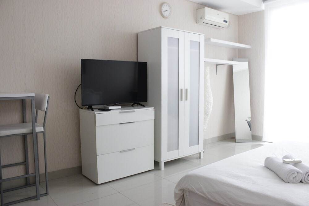 Бандунг: Bright Studio Room at Dago Suites Apartment near ITB