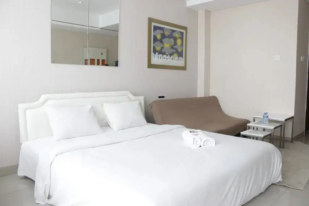 Бандунг: Bright Studio Room at Dago Suites Apartment near ITB