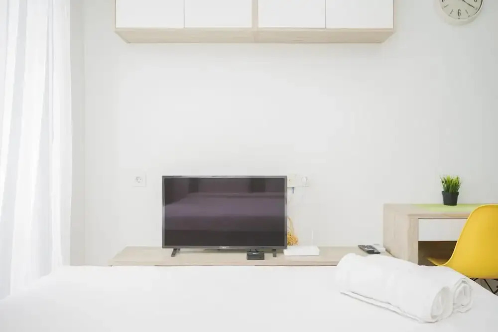 Тангеранг: Comfort and Minimalist Studio Apartment at Springwood Residence
